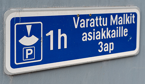 Ilmainen asiakaspysäköinti aivan oven vieressä.