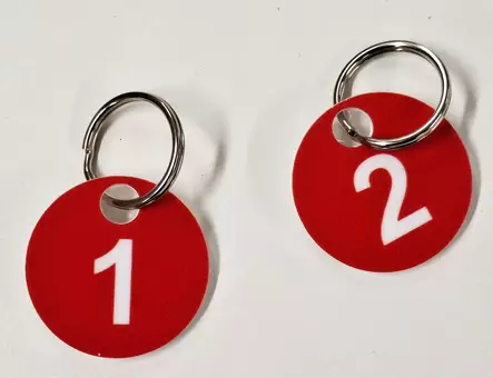 Numerotunnus Ø30 mm muovi punainen 20 mm renkaalla - Avainkaapit, avaimenperät ja avainketjut - 75764 - 1