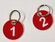Numerotunnus Ø30 mm muovi punainen 20 mm renkaalla - Avainkaapit, avaimenperät ja avainketjut - 75764 - 1