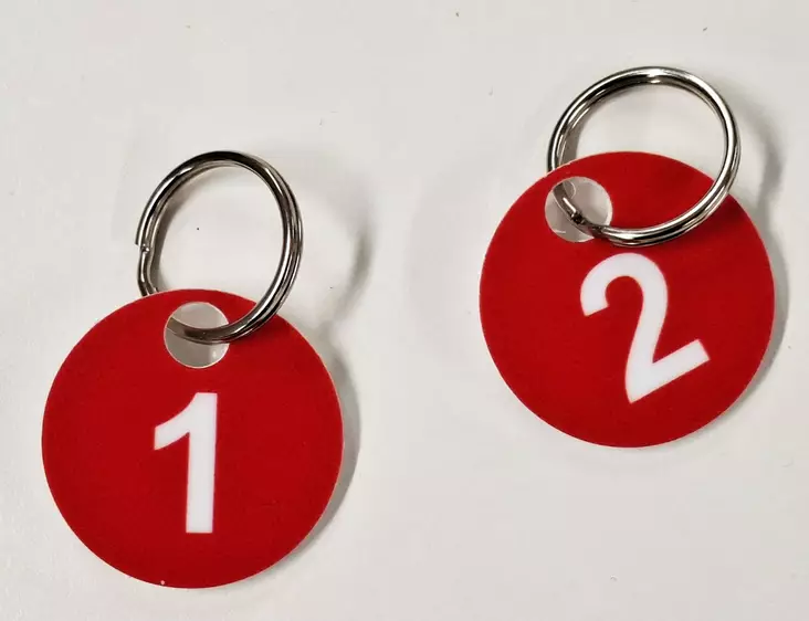 Numerotunnus Ø30 mm muovi punainen 20 mm renkaalla - Avainkaapit, avaimenperät ja avainketjut - 75764 - 1