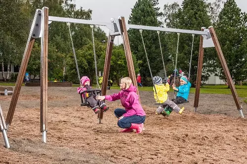 Keinuteline 3:lle 137418M tummanruskea Lappset Finno - Keinutelineet - 4145 - 1