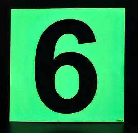 Kerrosnumero 0 jälkivalaiseva vaalea/musta numero tarroitettu muovi 200 x 200 mm - Jälkivalaisevat kyltit - 75626 - 1