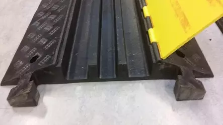 Kaapelisuoja EC 53011 kelta-musta 75 x 600 x 900 mm - Liikenteen ohjaus - 61538 - 2